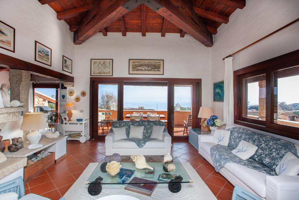a living room with a couch and a table at Villa Briziola in San Teodoro
