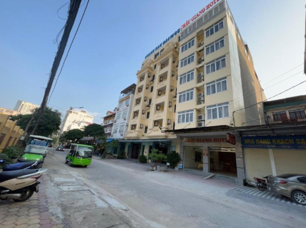 クアローにあるChâu Giang Hotel Cửa Lòの市通りに建つ建物