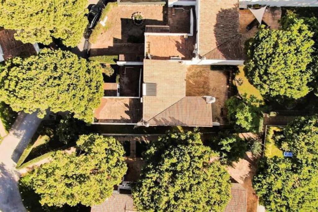 an overhead view of a yard with trees and a building at Casa Calma in Albufeira