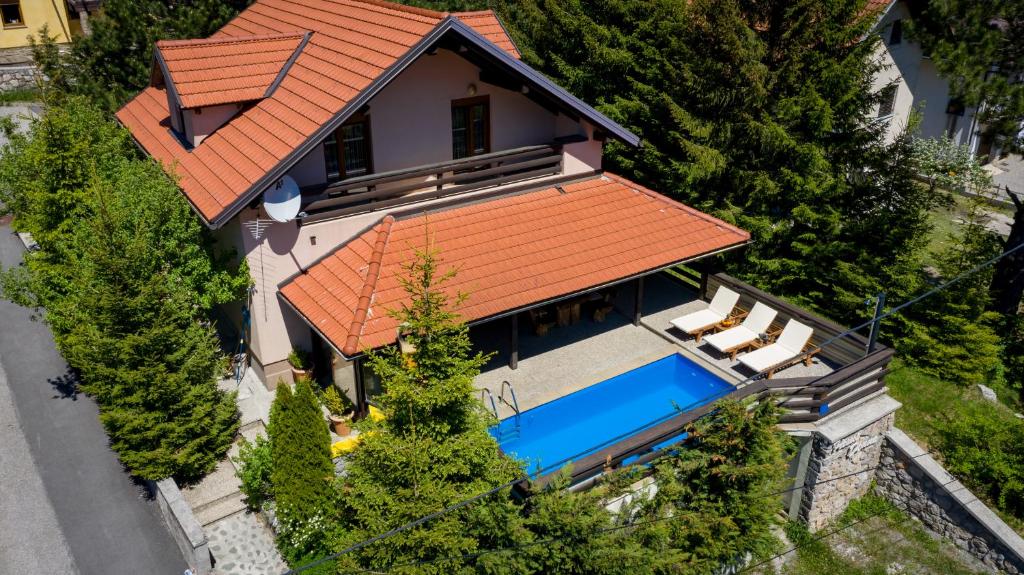 an aerial view of a house with a swimming pool at Guest house Donna in Vrata