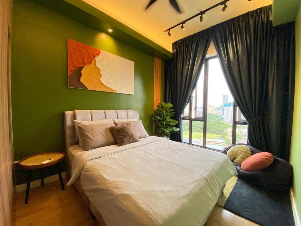 um quarto verde com uma cama e uma janela em Sentral Suites By RKD HOME em Kuala Lumpur