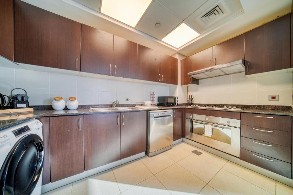 Kuchyň nebo kuchyňský kout v ubytování Mangrove Place, Reem Island, Abu Dhabi - Mint Stay