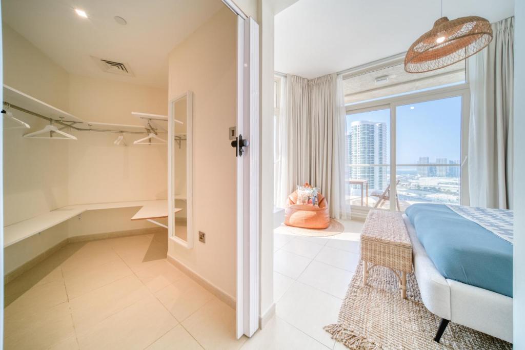 Postel nebo postele na pokoji v ubytování Mangrove Place, Reem Island, Abu Dhabi - Mint Stay