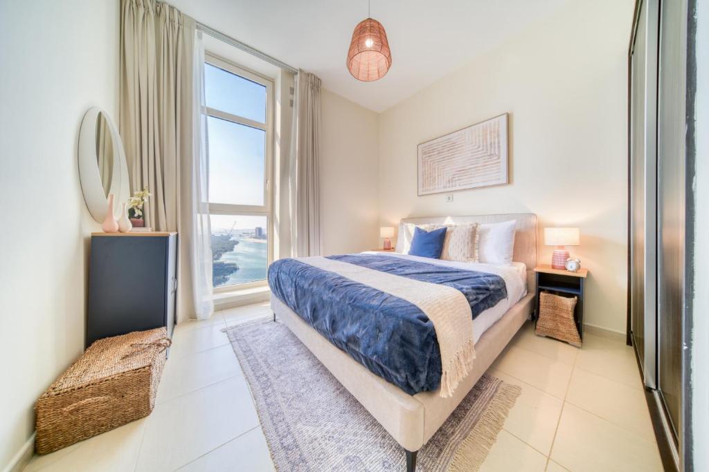 Postel nebo postele na pokoji v ubytování Mangrove Place, Reem Island, Abu Dhabi - Mint Stay