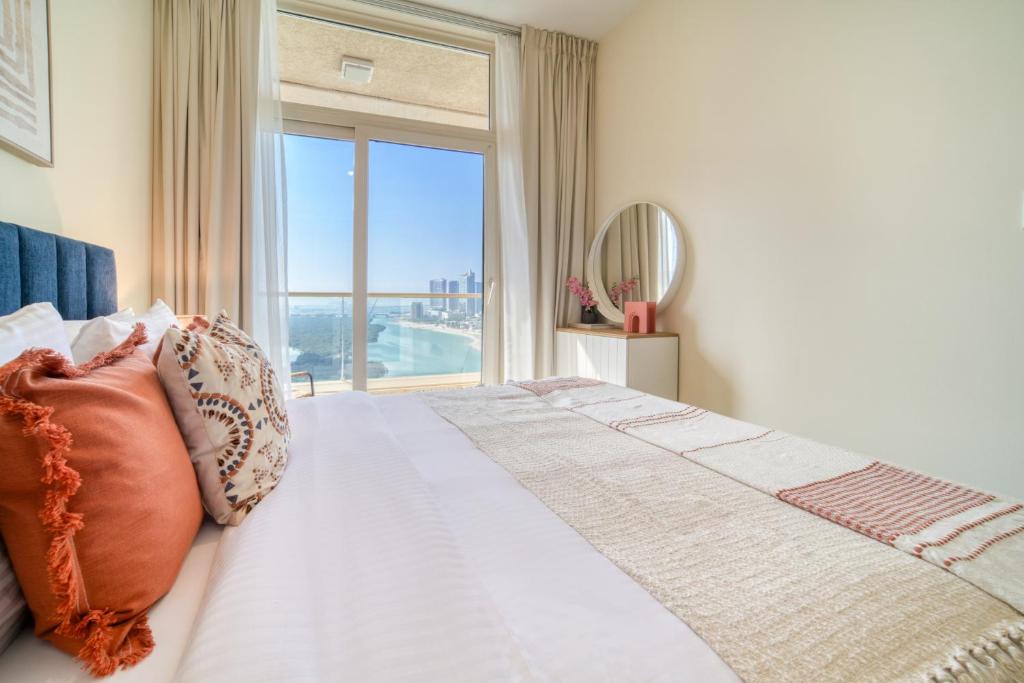 Postel nebo postele na pokoji v ubytování Mangrove Place, Reem Island, Abu Dhabi - Mint Stay