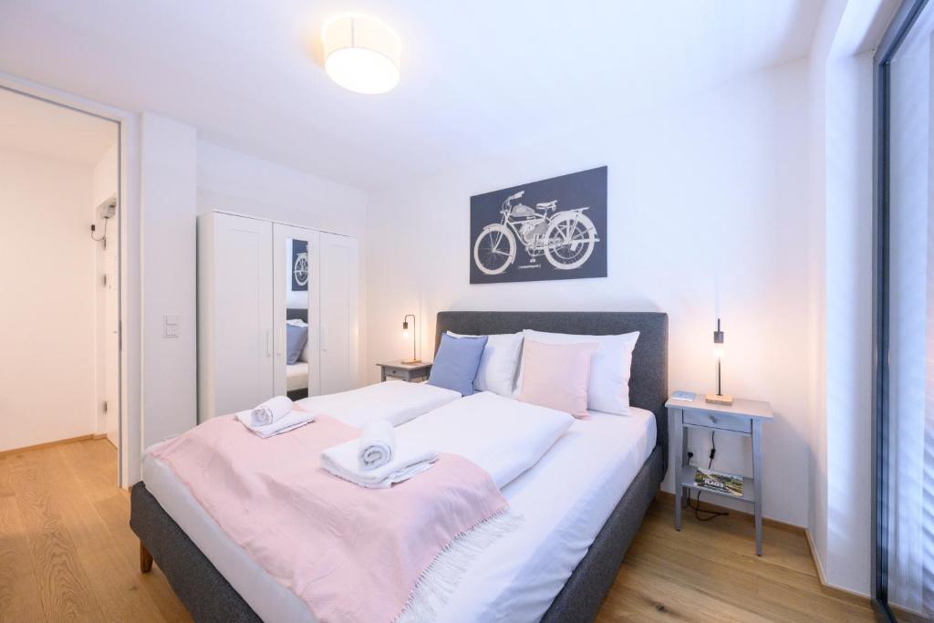 A bed or beds in a room at Cozy Ottakring