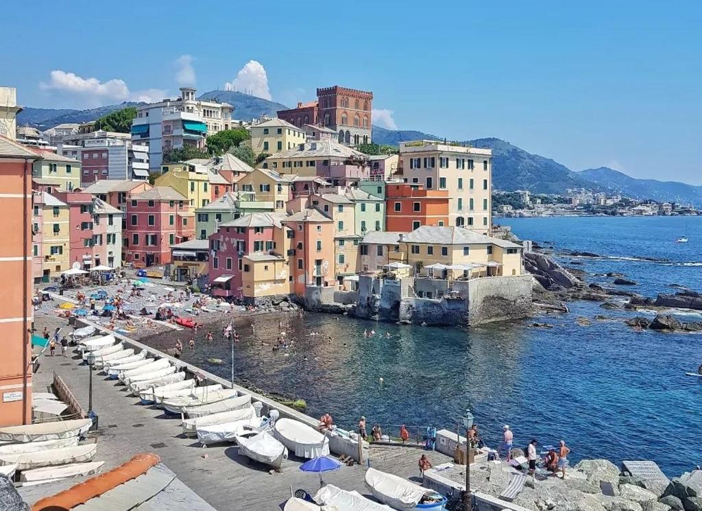 una città con spiaggia attrezzata con ombrelloni e edifici di Il ciliegio di Miki a Genova