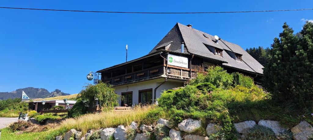 un edificio al lado de una colina en Draxlerhaus en Hohentauern