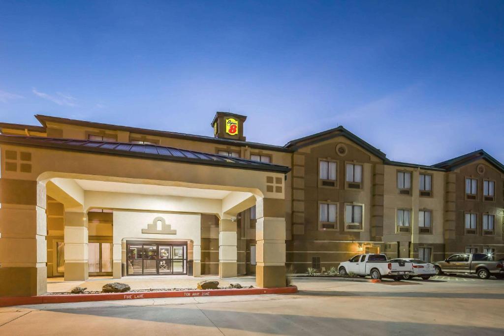 ein Hotel mit Parkplatz davor in der Unterkunft Super 8 by Wyndham Port Arthur/Nederland Area in Port Arthur