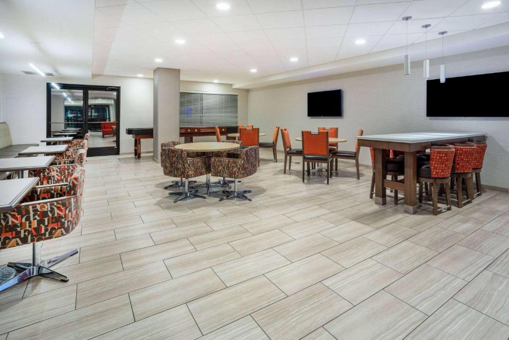 Days Inn & Suites by Wyndham Denver International Airport photo