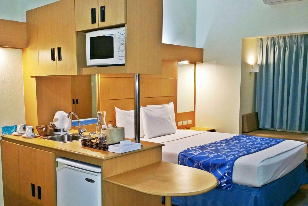Kuchyň nebo kuchyňský kout v ubytování Microtel by Wyndham Davao