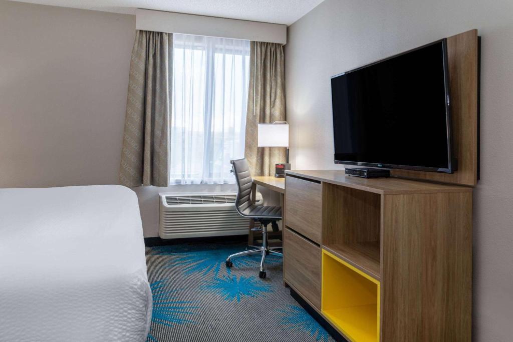 Days Inn & Suites by Wyndham Denver International Airport photo