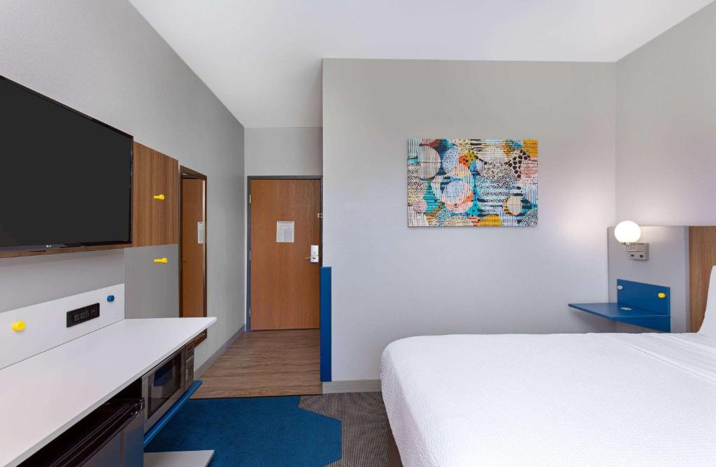 Microtel Inn and Suites by Wyndham photo