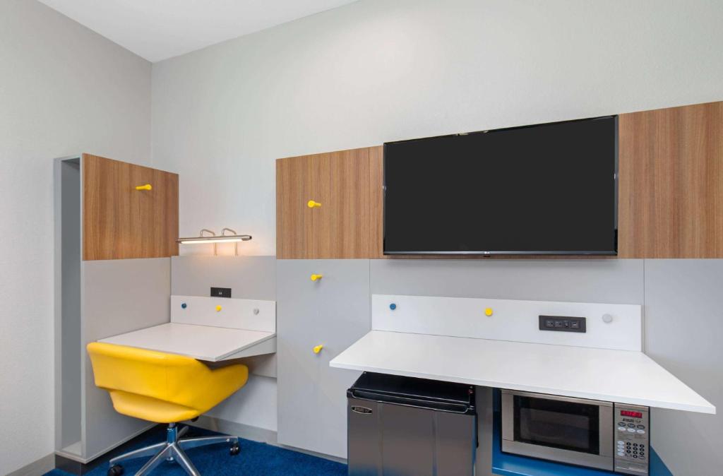 Microtel Inn and Suites by Wyndham photo