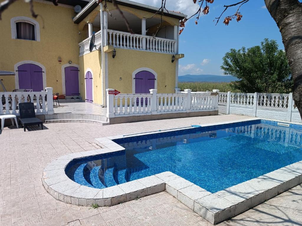 - une piscine en face d'une maison dans l'établissement V & V ViLLA, à Lalince