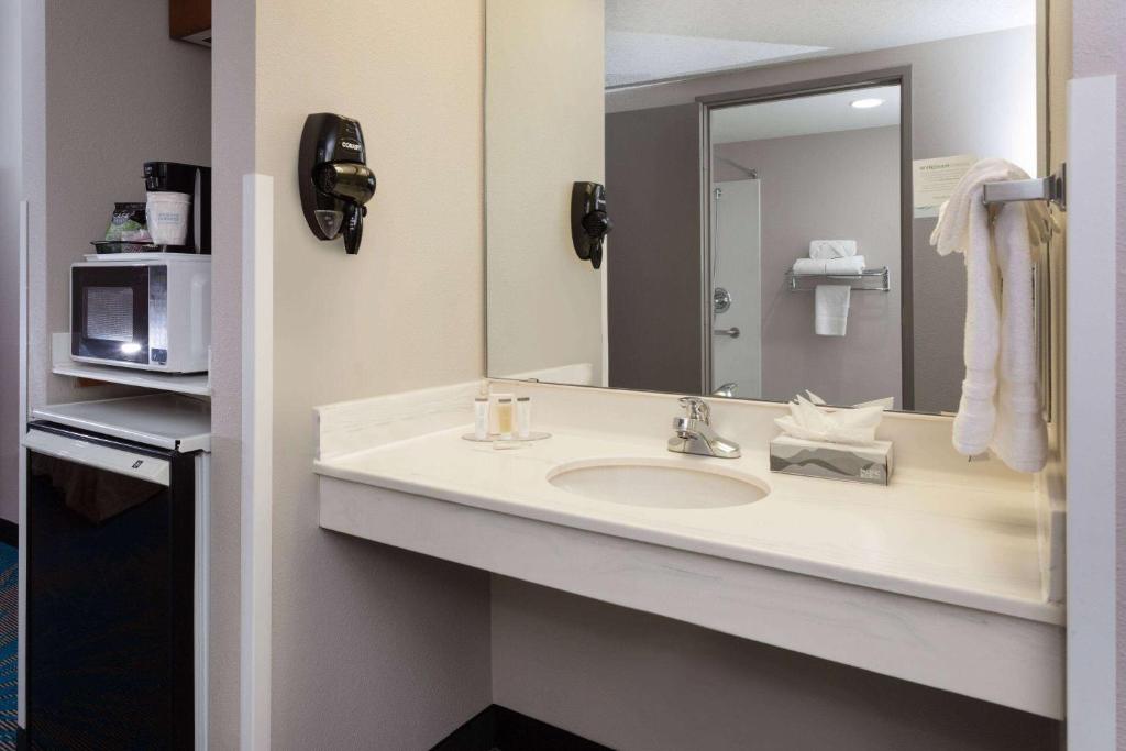 Days Inn & Suites by Wyndham Denver International Airport photo