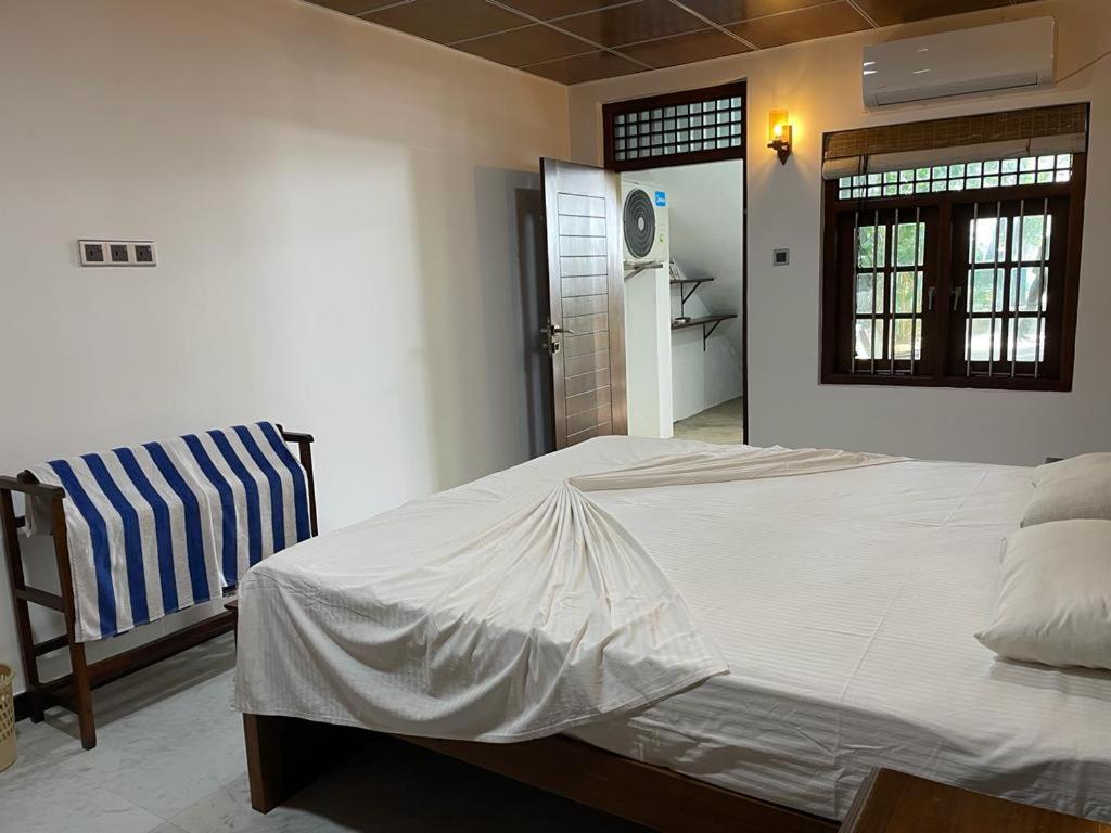 インドゥルワにあるBlue Ocean Residenceのベッドルーム1室(白い大型ベッド1台付)