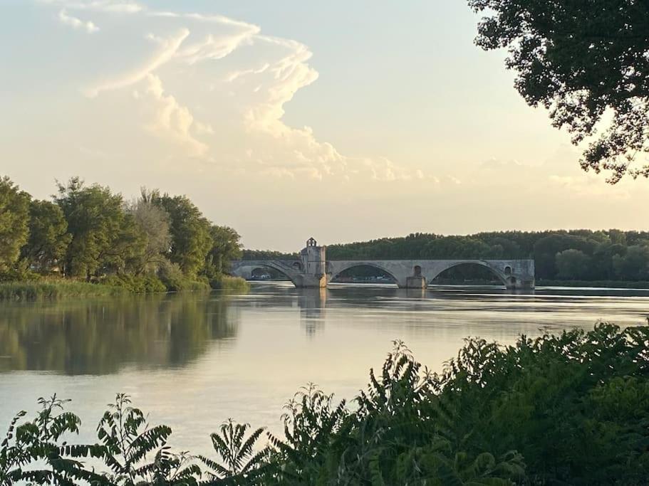 un pont sur une rivière avec un pont au loin dans l'établissement La terrasse des Papes, à Avignon