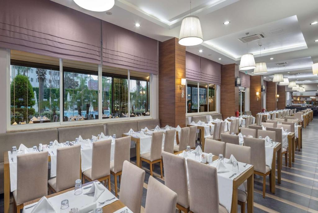 Restaurace v ubytování Ramada Resort By Wyndham Lara