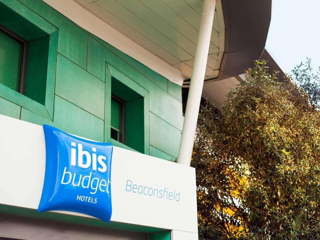 ein Gebäude mit einem Haushaltsschild davor in der Unterkunft ibis budget Beaconsfield in Beaconsfield