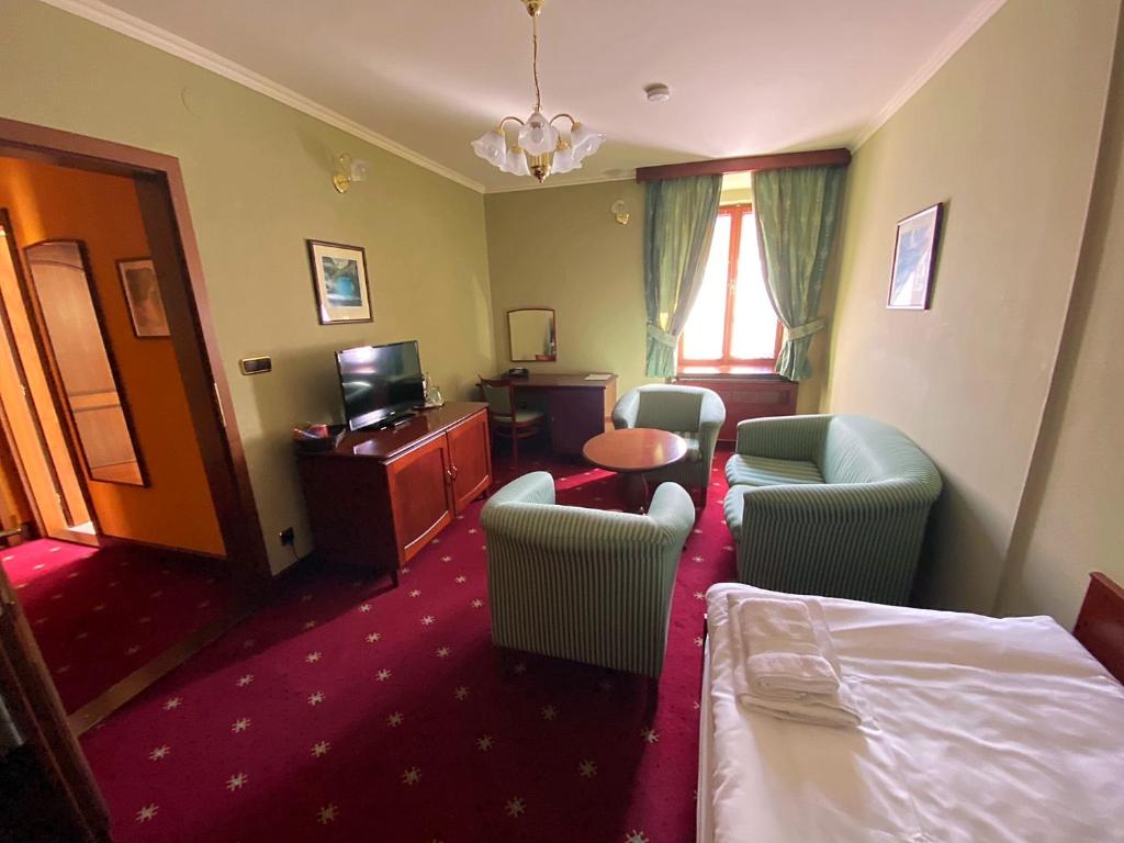 Hotel Octarna - Free On-site Parking - 11