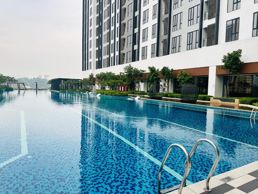 una piscina en medio de un edificio en Sentral Suites KualaLumpur en Kuala Lumpur