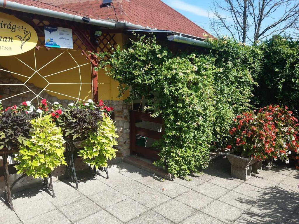 Vonkajšia záhrada v ubytovaní Gyöngyvirág Apartment