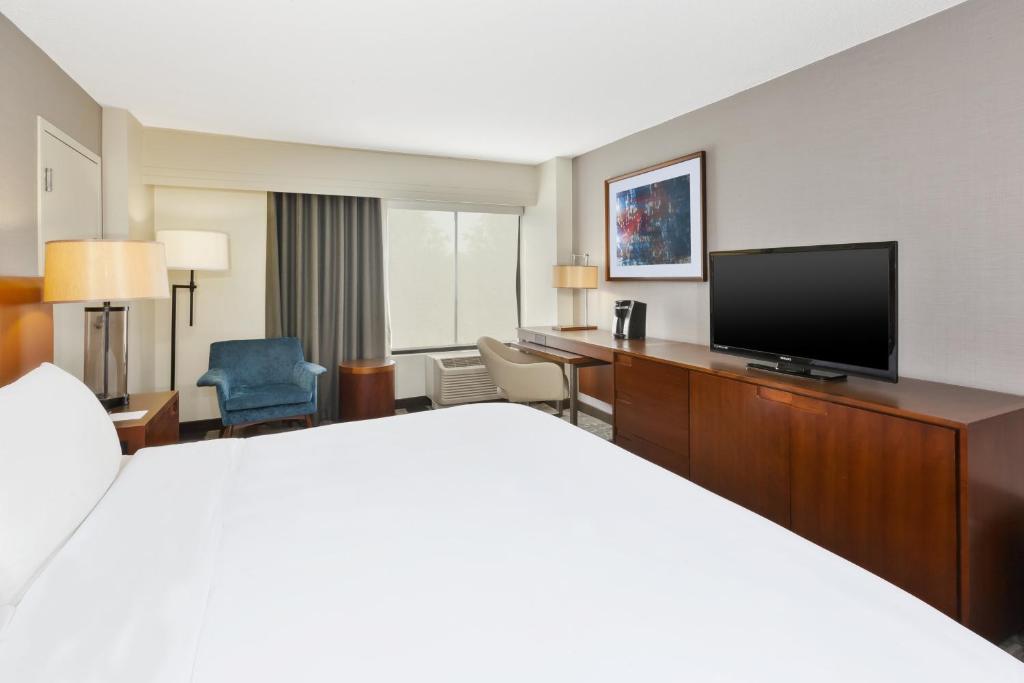 Crowne Plaza Dulles Airport by IHG photo