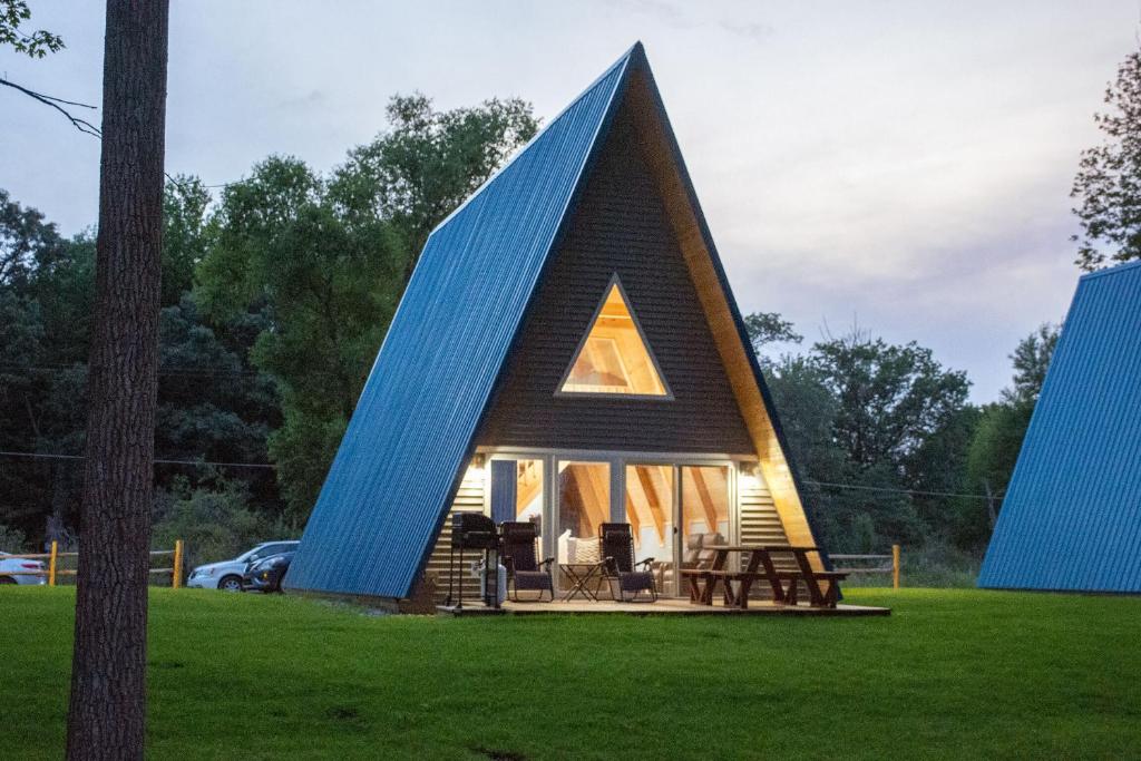 une petite maison avec un toit triangulaire dans l'établissement Nature's Nest, à Au Gres