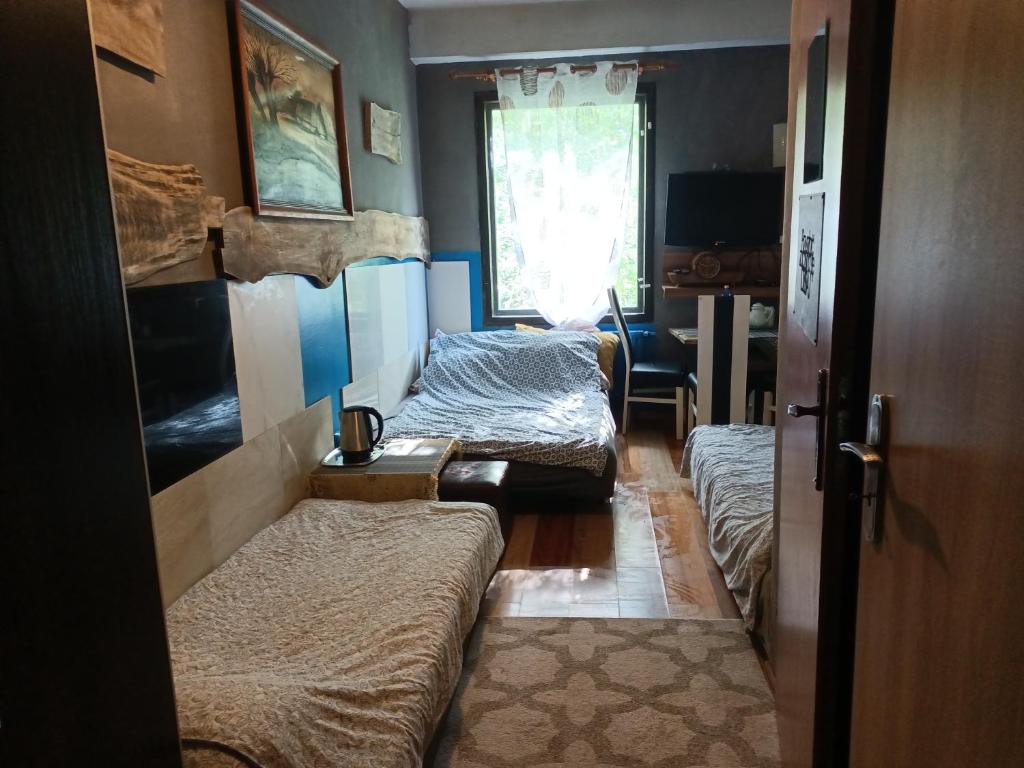 ein Zimmer mit 2 Betten und einem Sofa darin in der Unterkunft Apollo pokój 4 osobowy Szklary-Huta26 in Ząbkowice Śląskie
