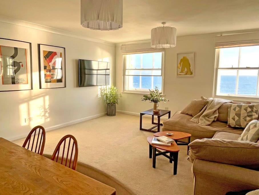 Posezení v ubytování Stunning seafront flat,St Leonards