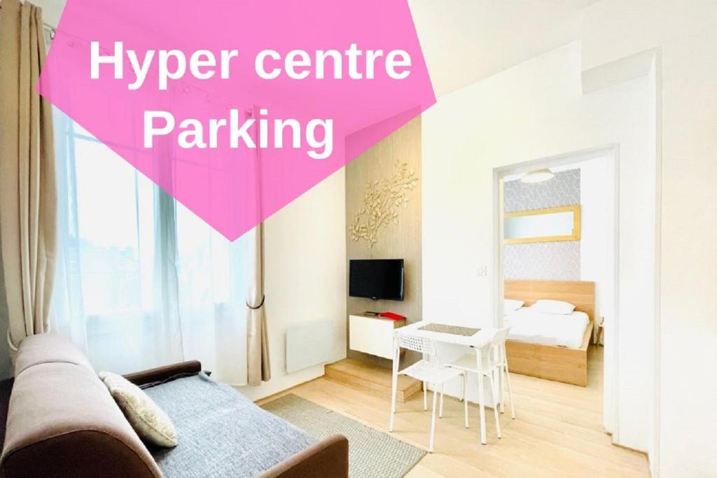 a living room with a couch and a bedroom at F2 Golden Lounge, Hyper Centre, Parking in Nantes