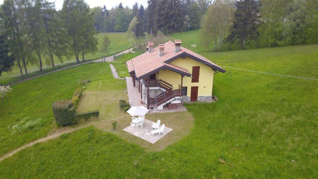 una vista aérea de una casa en un campo en Cinque Abeti Agrialloggio Mountain Lake Iseo Hospitality en Bossico