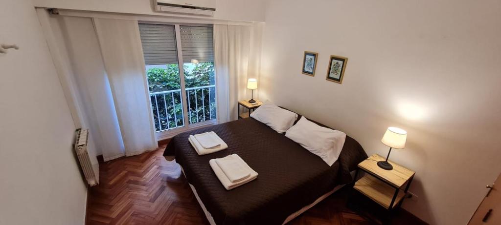 ein kleines Schlafzimmer mit einem Bett und einem Fenster in der Unterkunft Elsina1 in Salta