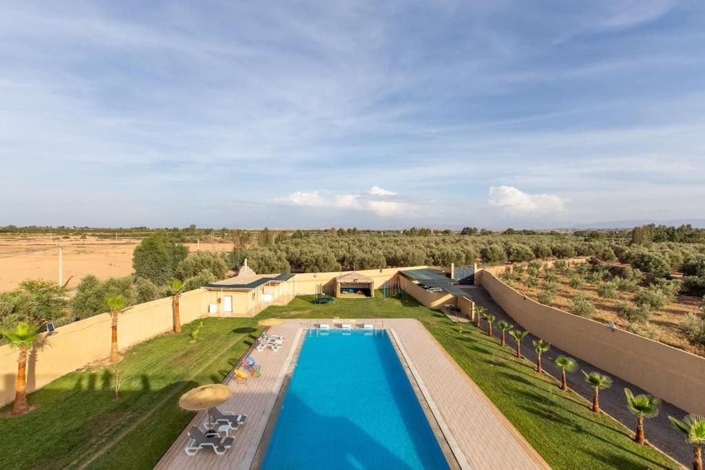 uma vista superior de uma piscina num resort em Villa Vista , Piscine 22m , Jeux jardins , Terrain squash em Marraquexe