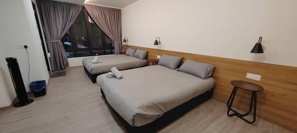 um quarto de hotel com uma cama e um sofá em Utopia Homestay @ Cameron Centrum em Cameron Highlands