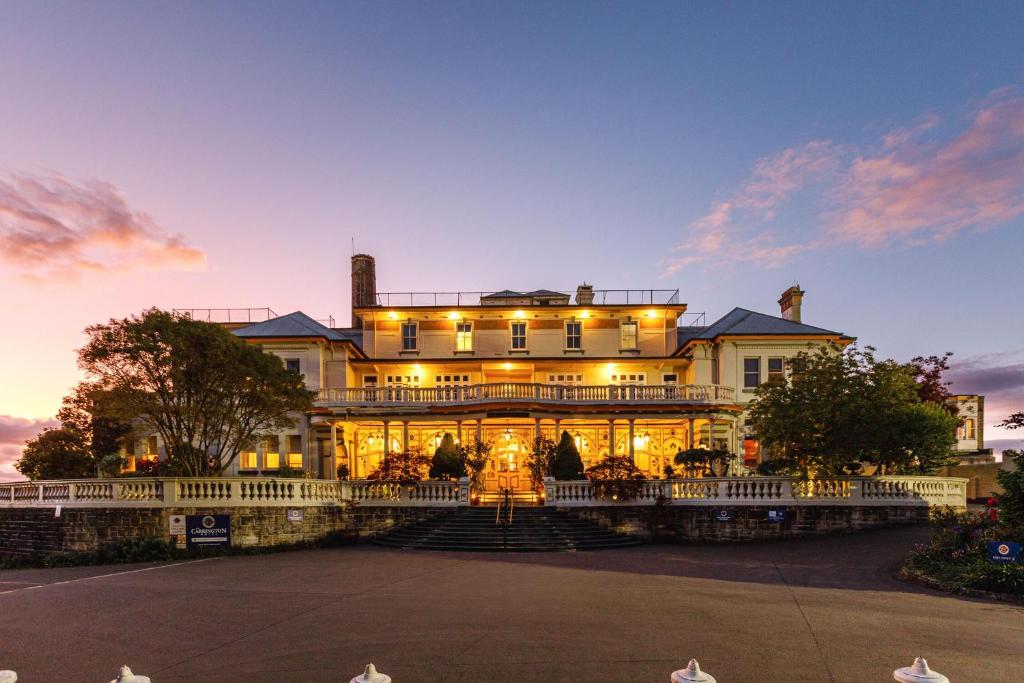 une grande maison éclairée la nuit dans l'établissement Carrington Hotel, à Katoomba