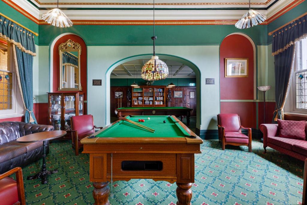 Biliár nebo kulečník v ubytování Carrington Hotel