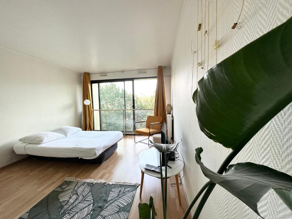 une petite pièce avec un lit et une fenêtre dans l'établissement Reims Place d'Erlon Hyper centre, à Reims