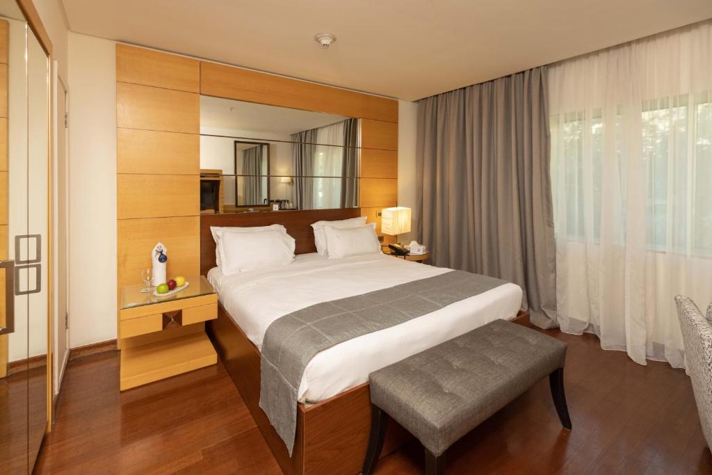 Postel nebo postele na pokoji v ubytování Coral Beach Hotel And Resort Beirut