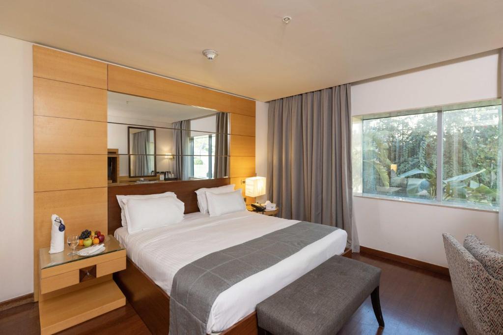 Postel nebo postele na pokoji v ubytování Coral Beach Hotel And Resort Beirut