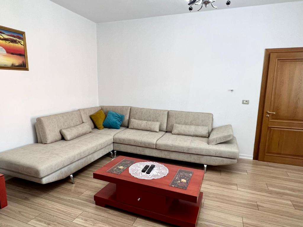 Comfy 2 BR Apartment - Image 9