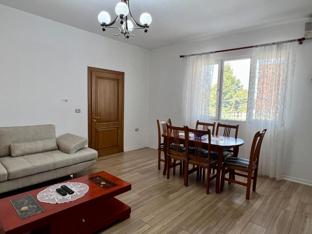 Comfy 2 BR Apartment - Image 4