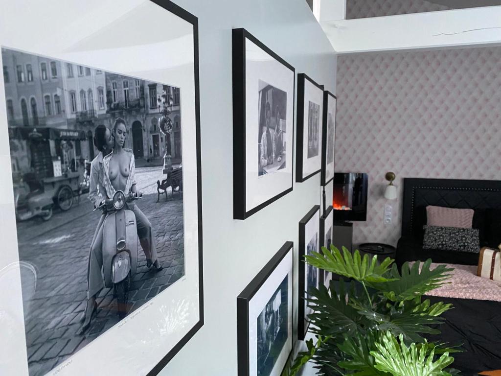 a room with black and white pictures on the wall at Parker et Tammy in Saint-Gelais