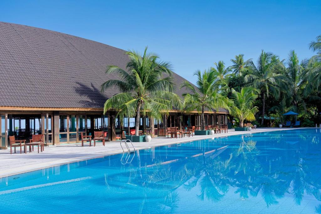 Bazén v ubytování Canareef Resort Maldives nebo v jeho okolí