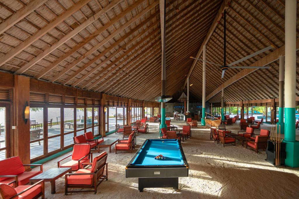 Biliár nebo kulečník v ubytování Canareef Resort Maldives