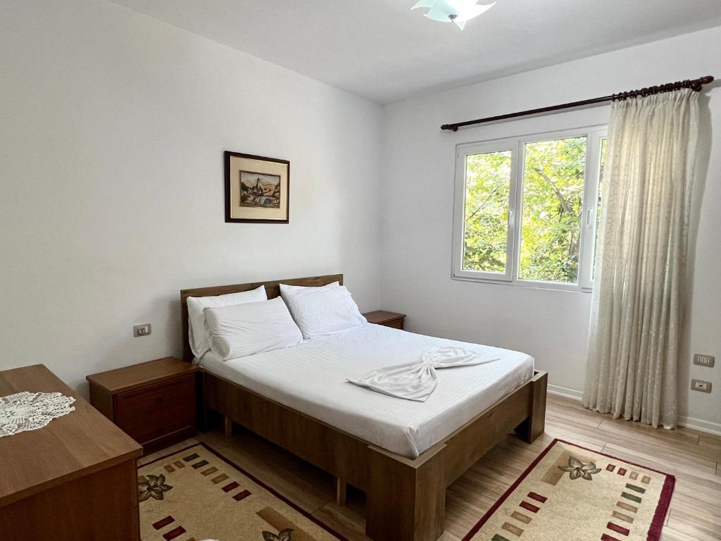Comfy 2 BR Apartment - Image 5