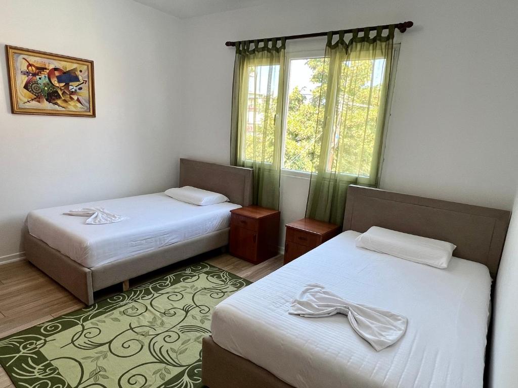 Comfy 2 BR Apartment - Image 2