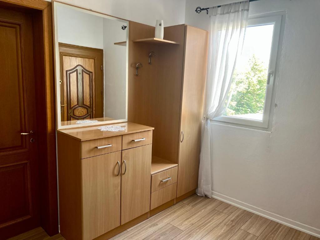 Comfy 2 BR Apartment - Image 3
