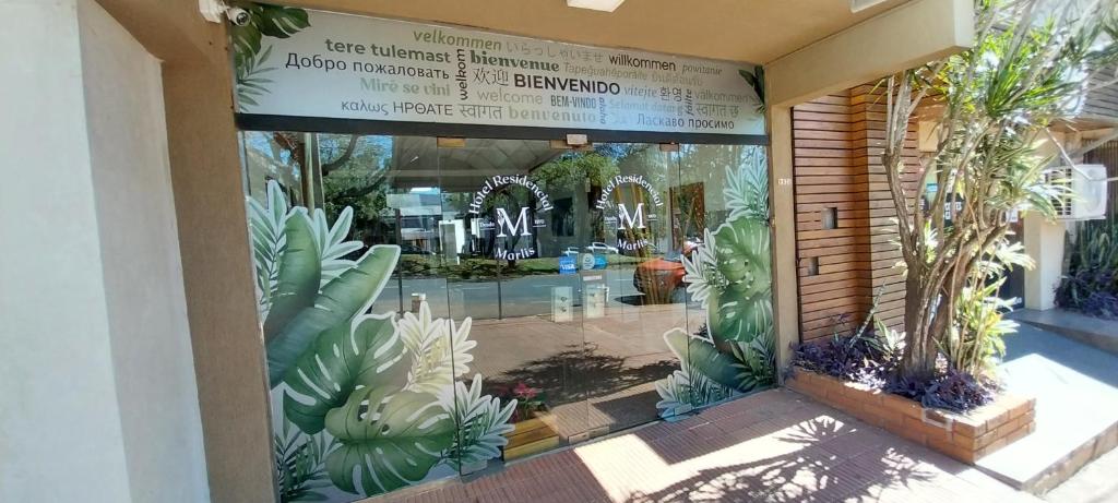 une fenêtre d'exposition d'un jardin avec des plantes dans l'établissement Hotel Residencial Marlis, à Posadas